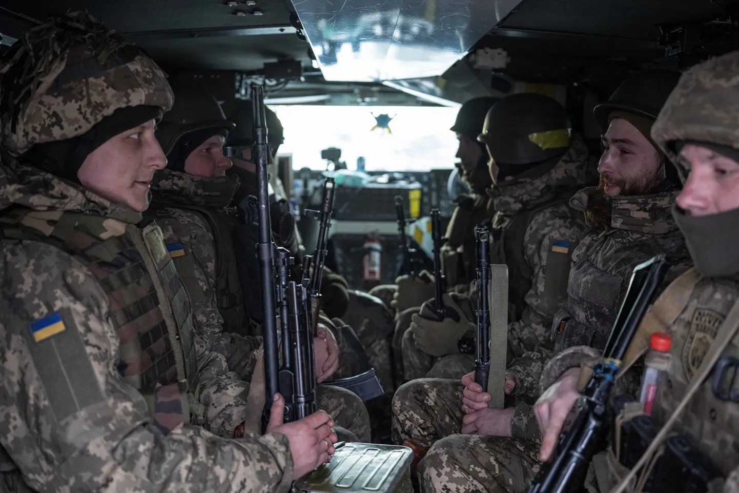 Ukraina sõdurid Bushmasteri soomukis.