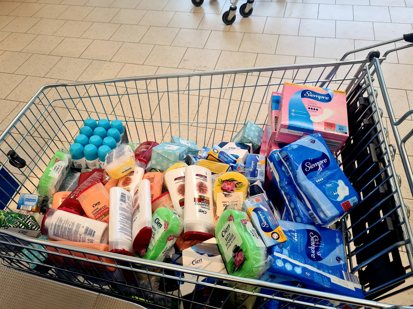 Selline näeb välja ostukorv, kui hügieenitarbeid on vaja osta suuremale seltskonnale.