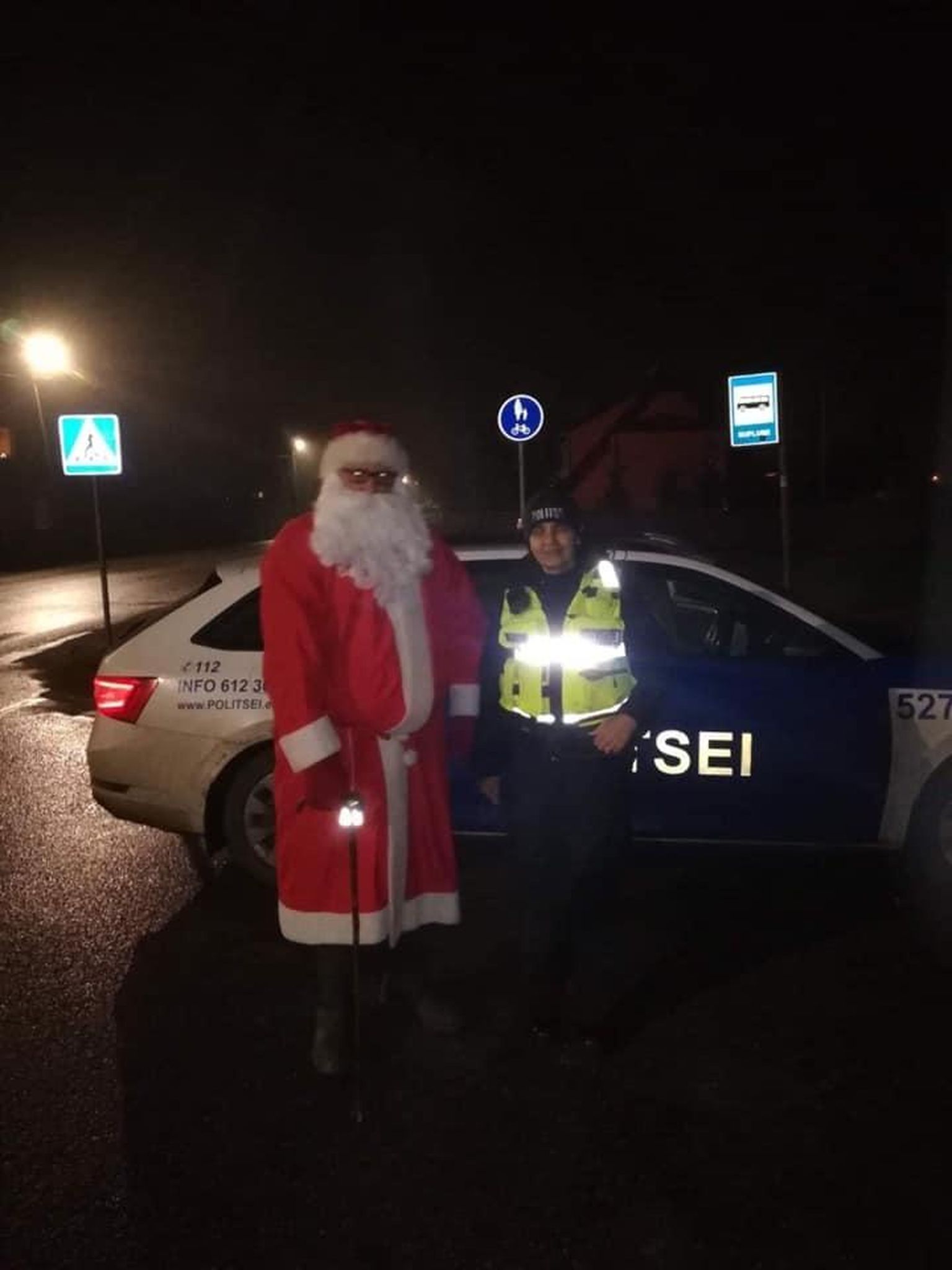 Pärnu patrullpolitseinikud kinkisid jõuluvanale helkuri.