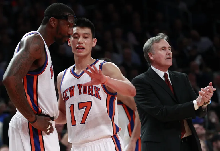 Amare Stoudemire (kõige vasakpoolne) vestlemas oma toonase tiimikaaslase Jeremy Lin'iga.