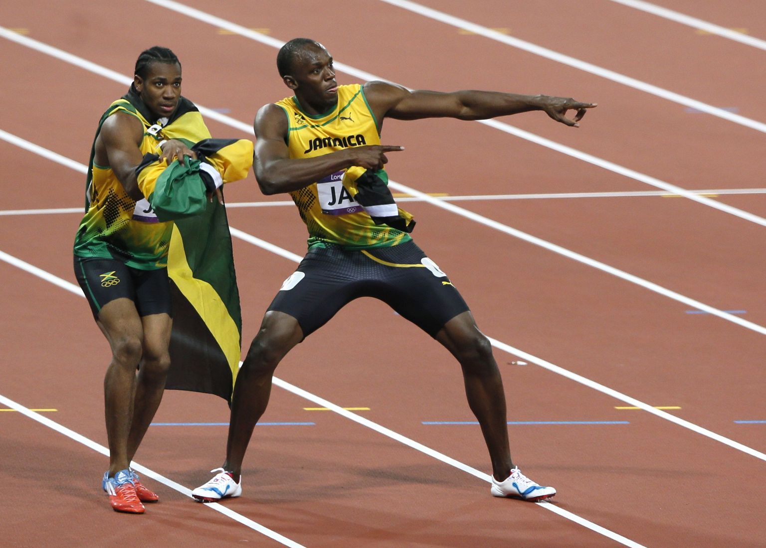 Yohan Blake (vasakul) ja Usain Bolt Londoni olümpiamängudel tähistamas.