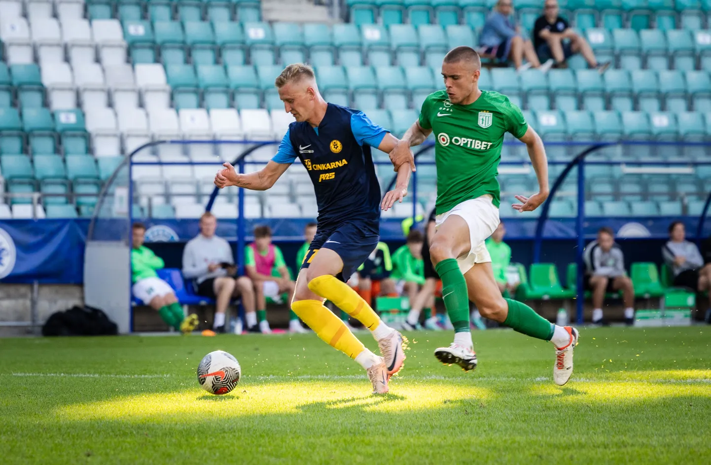 FC Flora keskkaitsja Erko Jonne Tõugas (paremal) aktsioonis 2024. aasta augustis A. Le Coq Arenal toimunud Konverentsiliiga eelringikohtumises Sloveenia klubi NK Celje vastu.