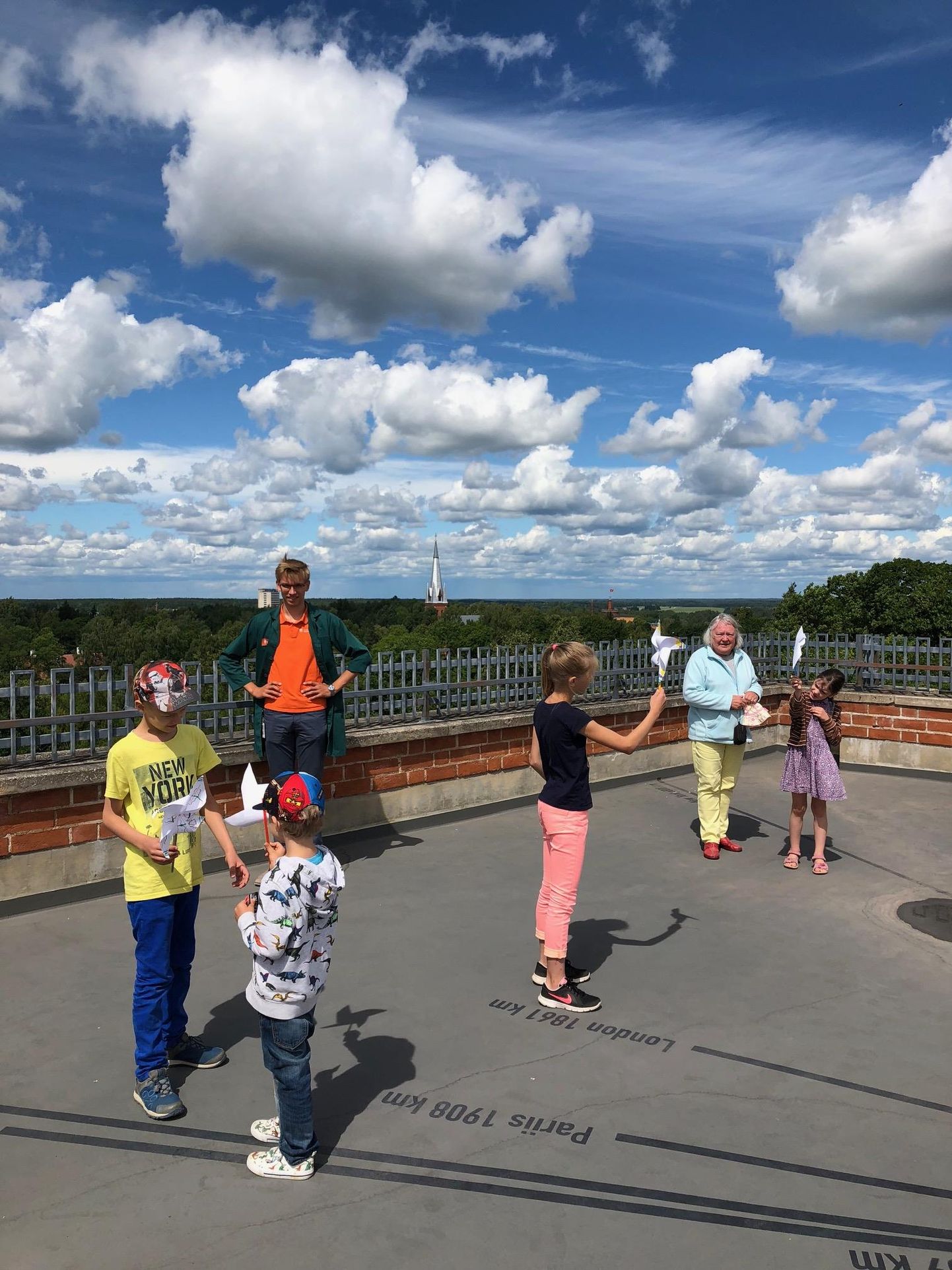 Lapsed said koos Hullu Teadlase abilisega katsetada isetehtud tuulikuid Tartu ülikooli muuseumi peamaja ajaloolise toomkiriku tornidel.