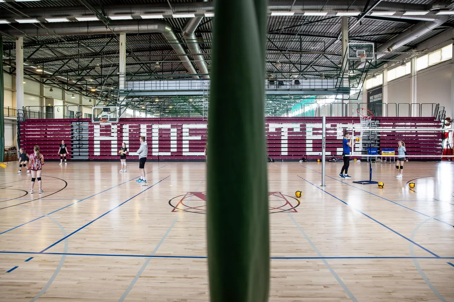 Eestis on koondise tasemel noorsportlastele olemas Audentese spordigümnaasium, mille riiklik tellimus on aastas 200 kohta. Nüüd plaanib riik spordiõppe valikmoodulid vähemalt ühes riigikoolis igas piirkonnas. Niimoodi loodetakse tippsportlaste järelkasvu kui ka noori spordi juurde meelitada.