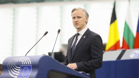 Kols: Merkeles izteikumi par Baltijas valstu vainu karā Ukrainā ir absurdi un zemiski