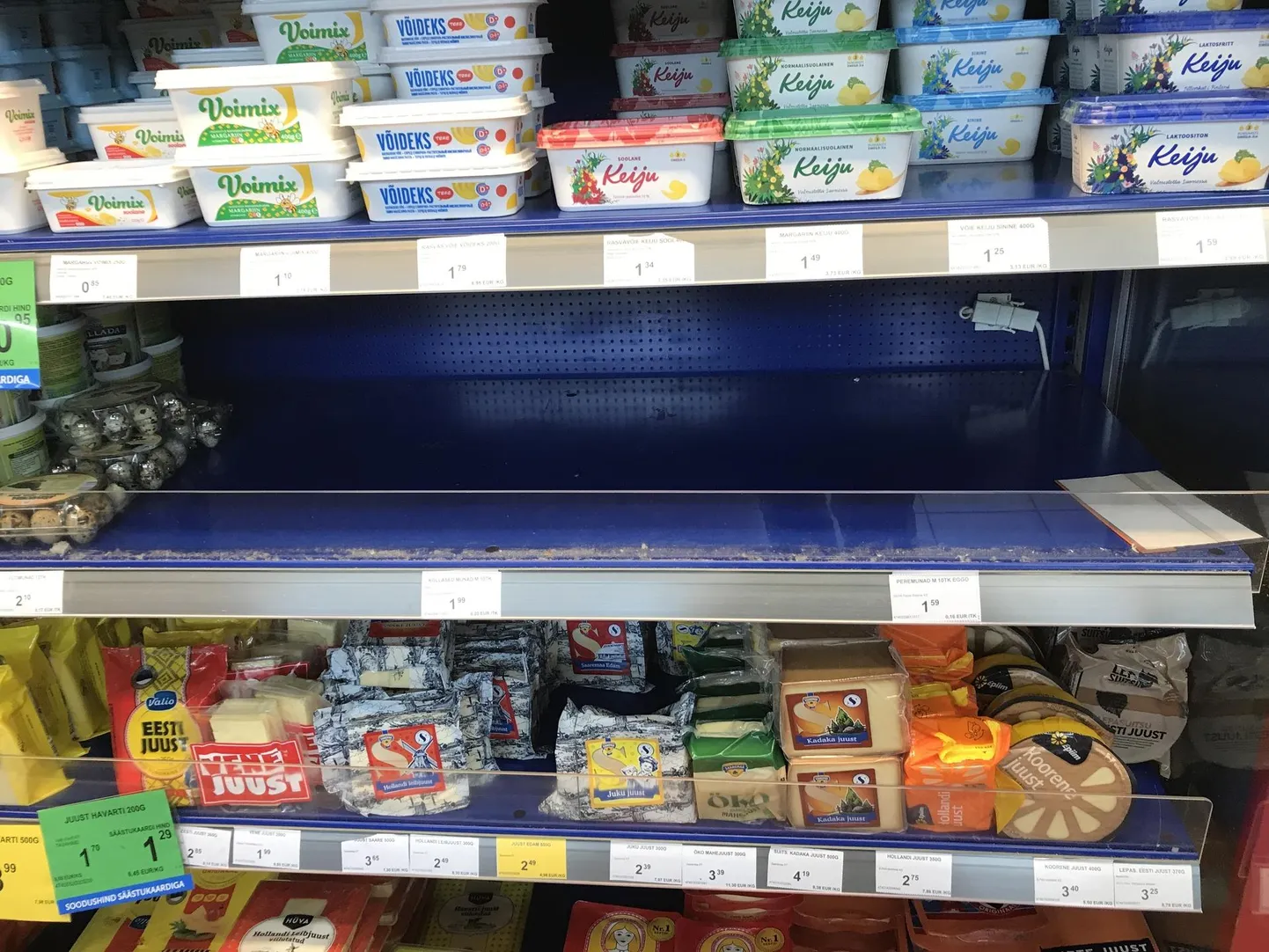 Coop Valga Konsumi lett on munadest lage. Kõrval on kvaliteediprobleemist teavitav silt. Põhjus on OÜ Sanlind kanafarmides avastatud salmonellabakteris.