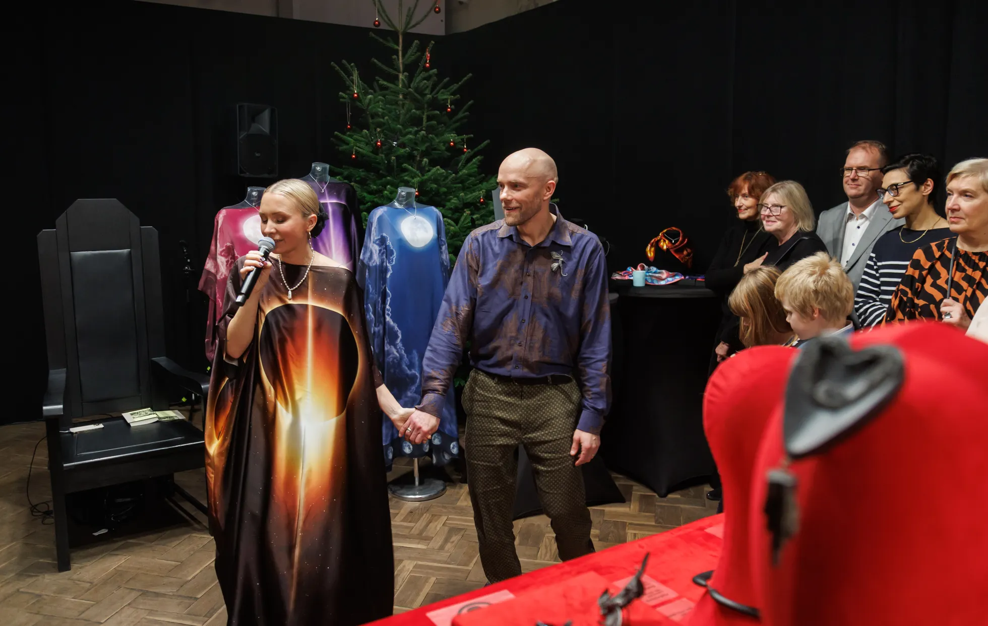 Kunstnik Tanel Veenre ja muusa Kuu Elina uue ehte- ja moekollektsiooni “Lunula” esitlusel.