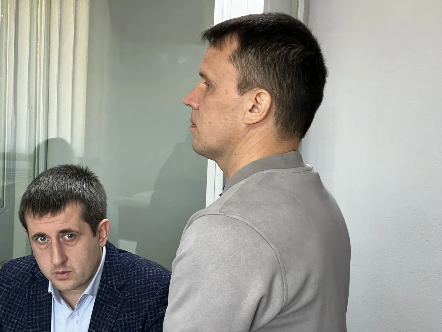Oleksandr Tšernov ja tema kaitsja vandeadvokaat Artem Krasnobrõžõ.