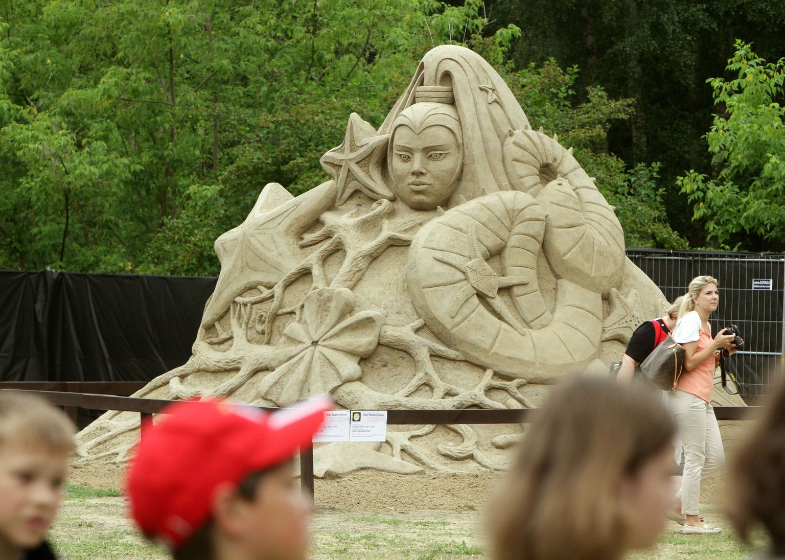 Скульптуры из песка в Паланге.