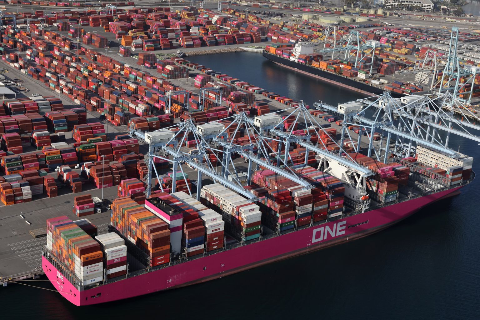 Kaubakonteinerite lossimine Long Beach'i sadamas Los Angeleses. Suurenenud nõudmise ja tasakaalust välja löödud logistikavõrgustike tõttu kuhjuvad konteinerid USA-s ja Euroopas ning Aasias on neist puudus.