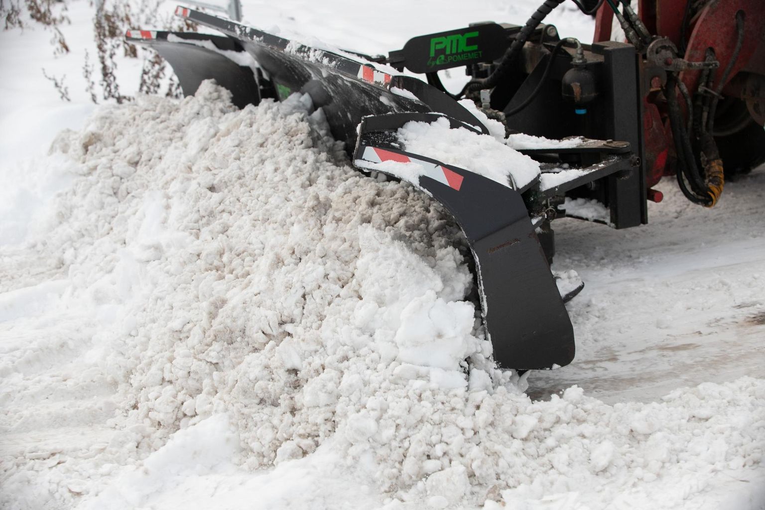 Kui puhastamisega lõpetatakse, hakatakse lund tänavatelt välja vedama ja viima ajutistele lumeladustamise aladele.