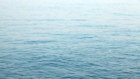 Katamaran se je prevrnil v Jelgavi, družina s tremi otroki končala v vodi