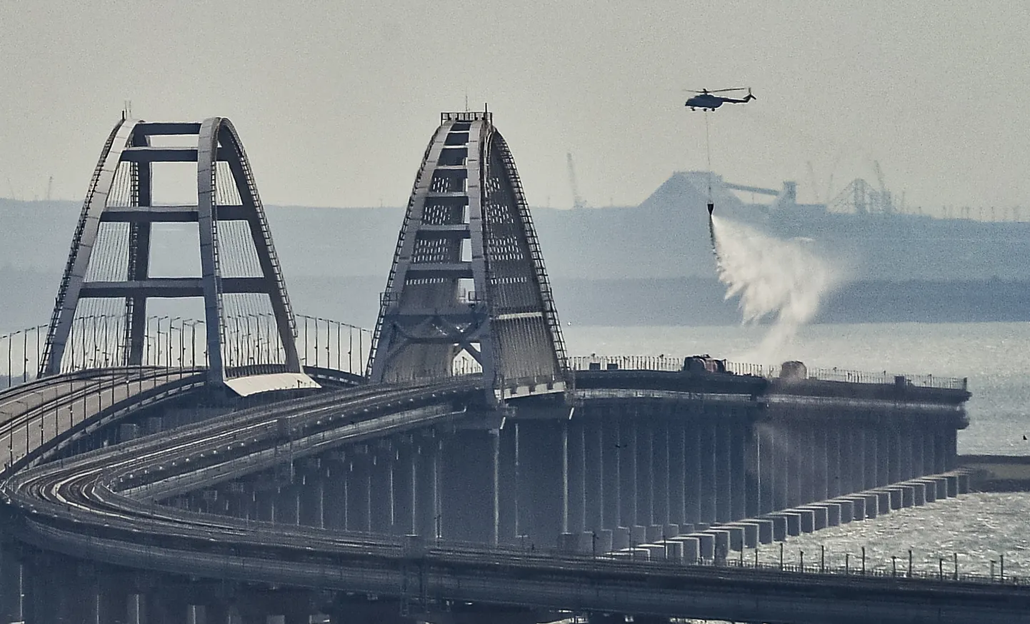 Krimas tilts pēc sprādziena 8. oktobrī.