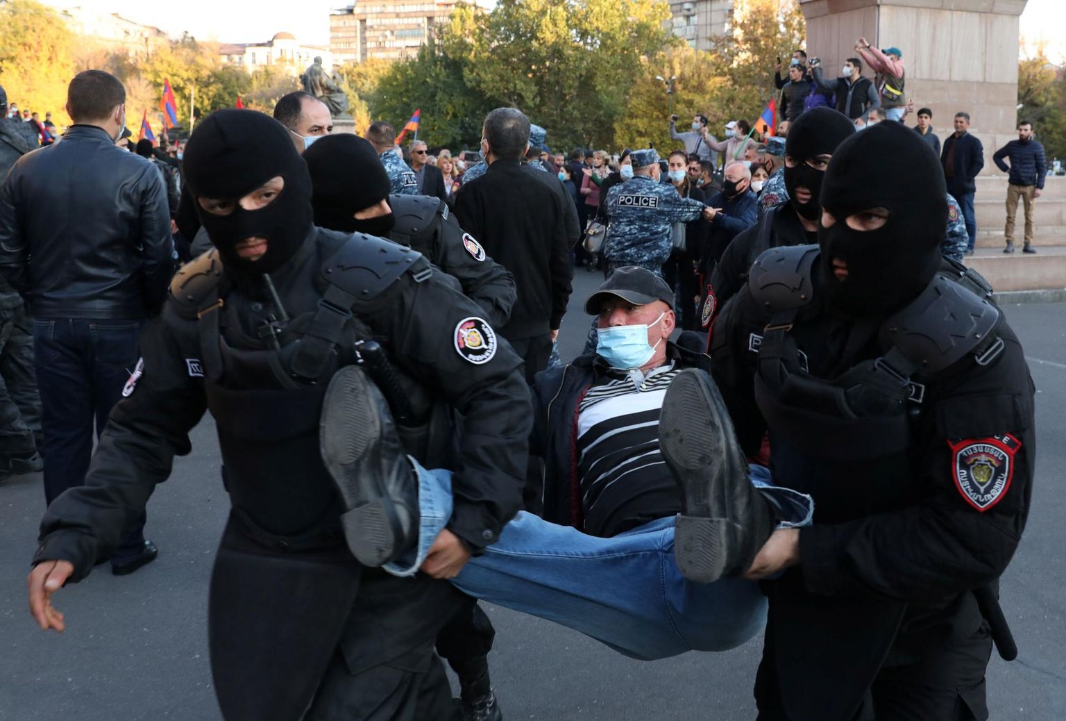 Korrakaitsjad viimas ära protestijat Armeenia peaministri vastu korraldatud meeleavalduselt Jerevanis.