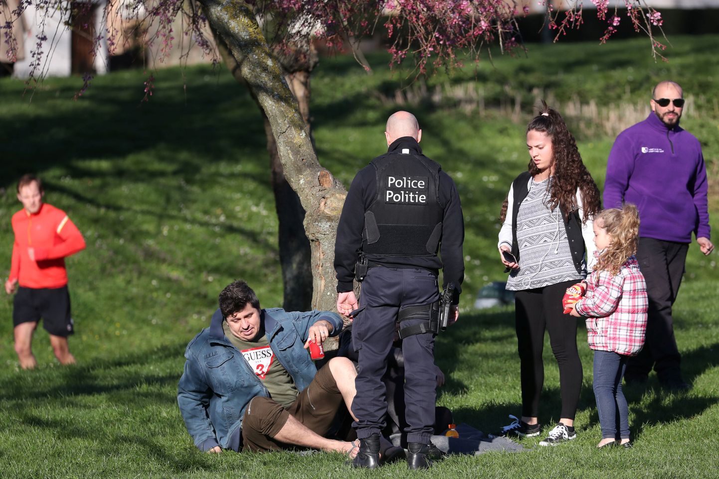 Brusseli politsei palub inimestel parkides mitte paigal olla.