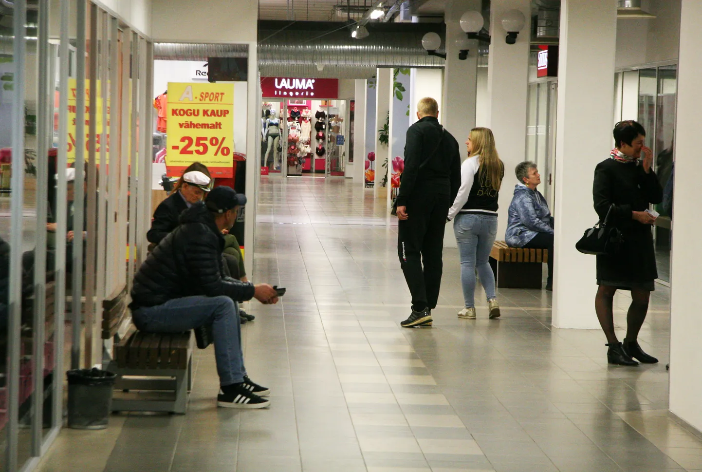 Jõhvi kesklinnas asuvas keskuses Tsentraal ´avasid sel esmaspäeval taas uksed poed, mis olid eriolukorra juhi Jüri Ratase korraldusega suletud ligikaudu poolteist kuud.