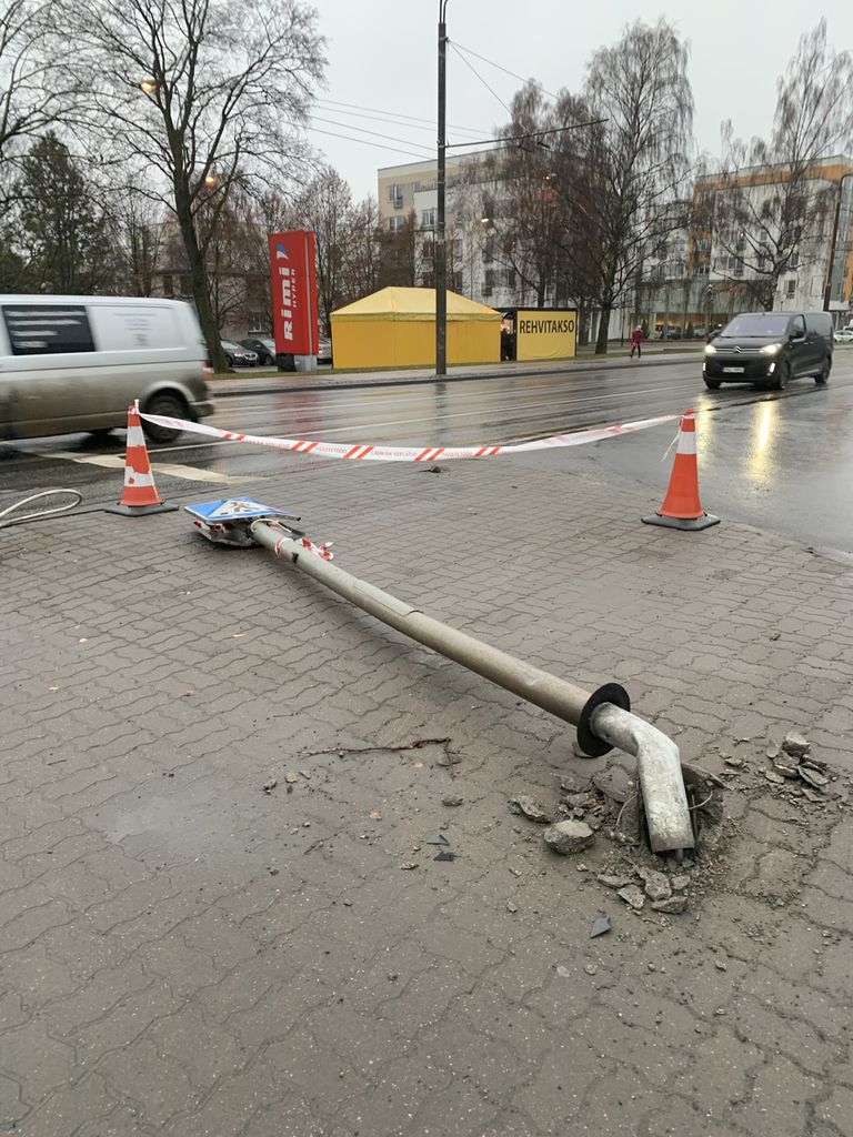 На бульваре Сыпрузе в Таллинне около пешеходного перехода два автомобиля врезались в столб из-за того, что на дороге было скользко.