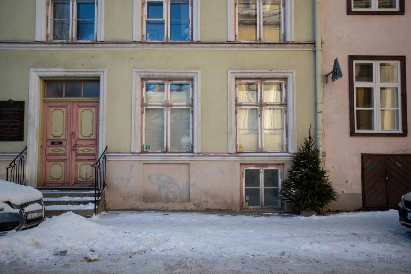 Vene tänav 19 korteri omanik on naabri peale kuri.