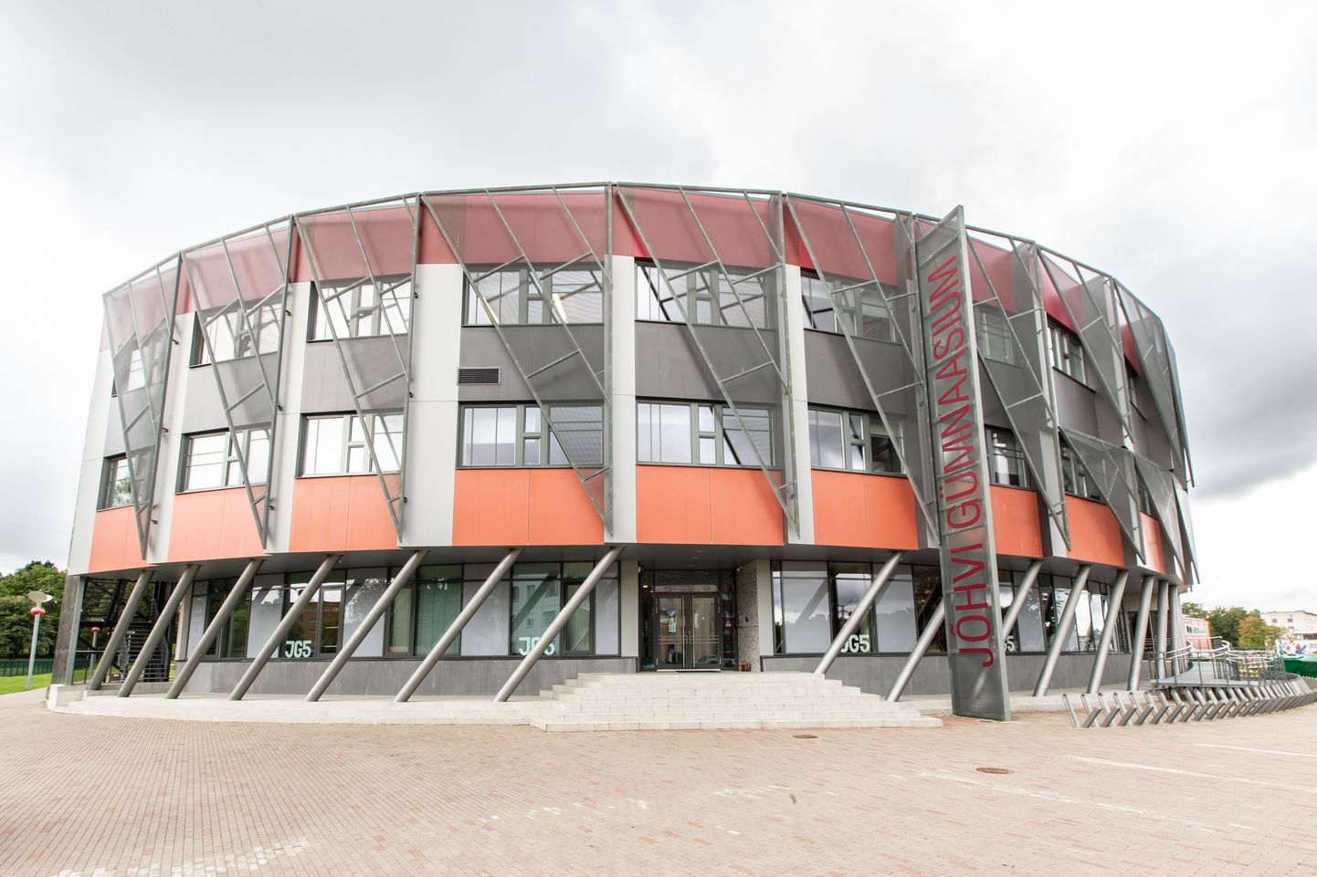 В Йыхвиской гимназии из-за распространения коронавируса примерно половина учащихся находится на домашнем дистанционном обучении.