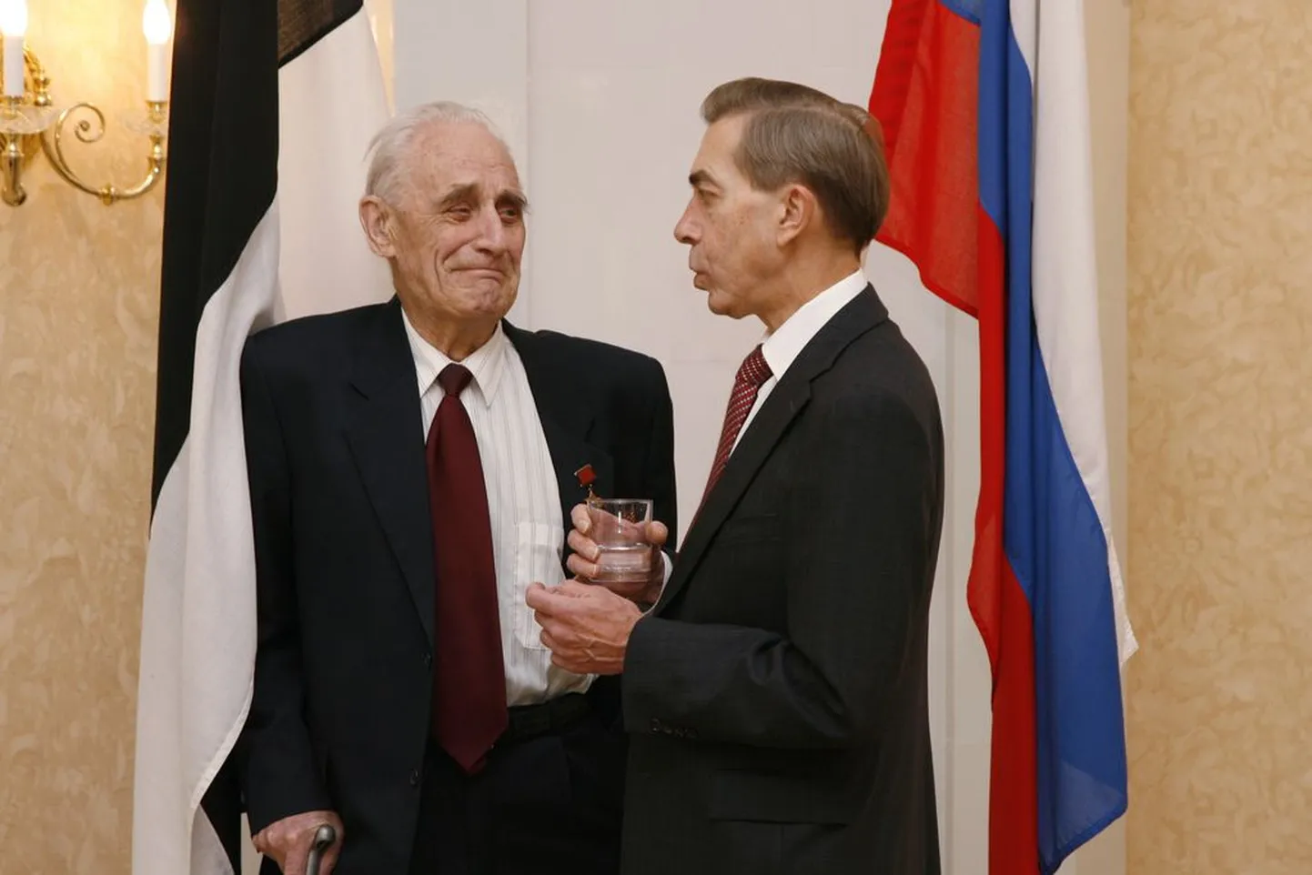 Venemaa suursaadik Nikolai Uspenski ja Arnold Meri jutuhoos..
