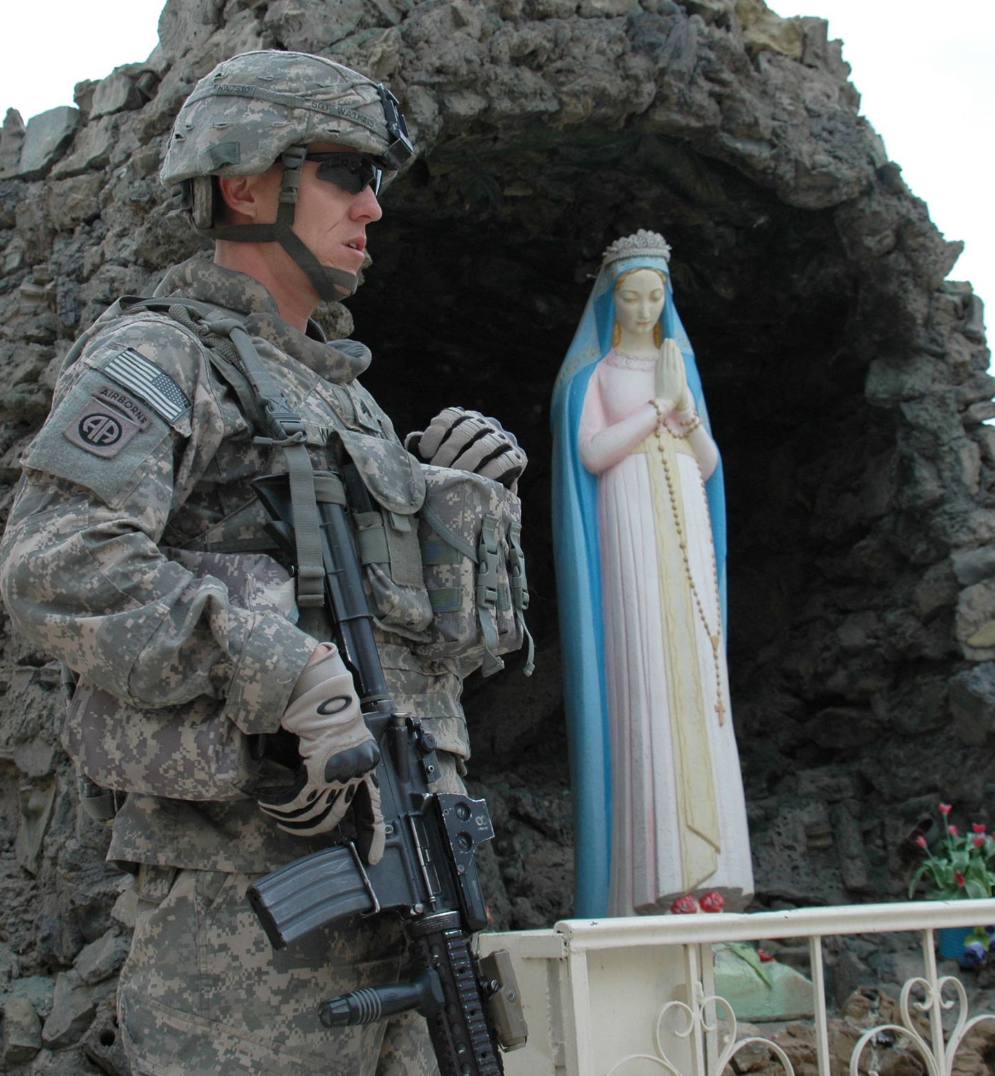 Солдат армии США охраняет статую Богоматери во время пасхального богослужения в багдадском христианском районе Дура.