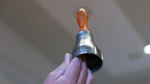 JUHTKIRI ⟩ Üks tont käib mööda koole