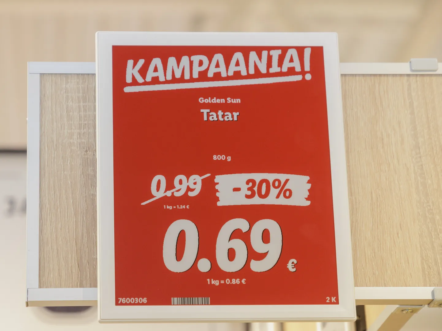 Рекламная вывеска в одном из продуктовых магазинов Таллинна в 2022 году, Эстония.