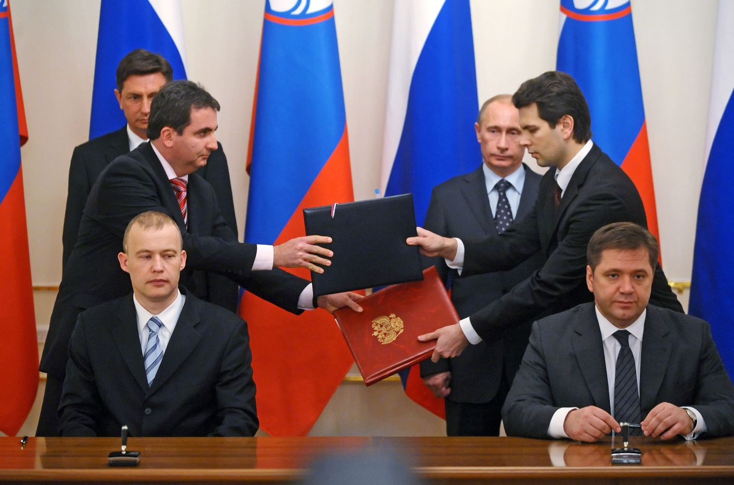 Sloveenia ja Vene Föderatsiooni esindajad lepingu sõlmimisel.