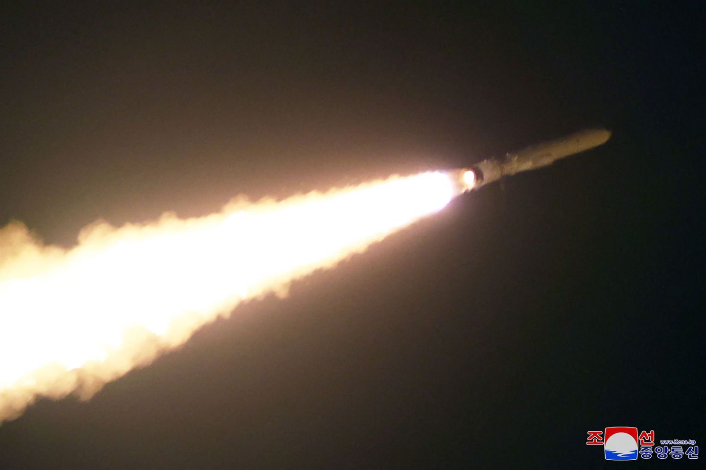 KCNA avaldatud foto raketitulistamisest.