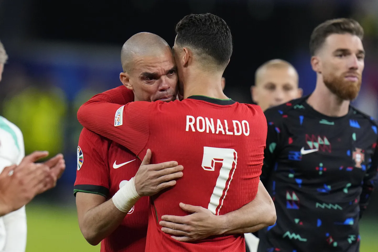 39-aastane Cristiano Ronaldo (nr 7) lohutab pärast kaotust endast kaks aastat vanemat Pepet.