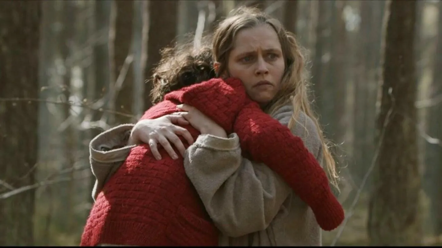Labiilsevõitu närvikavaga pereema (Teresa Palmer) ja teine pool kaksikutest (Tristan Ruggeri) keset koledat ja kõledat põhjamaa metsa.