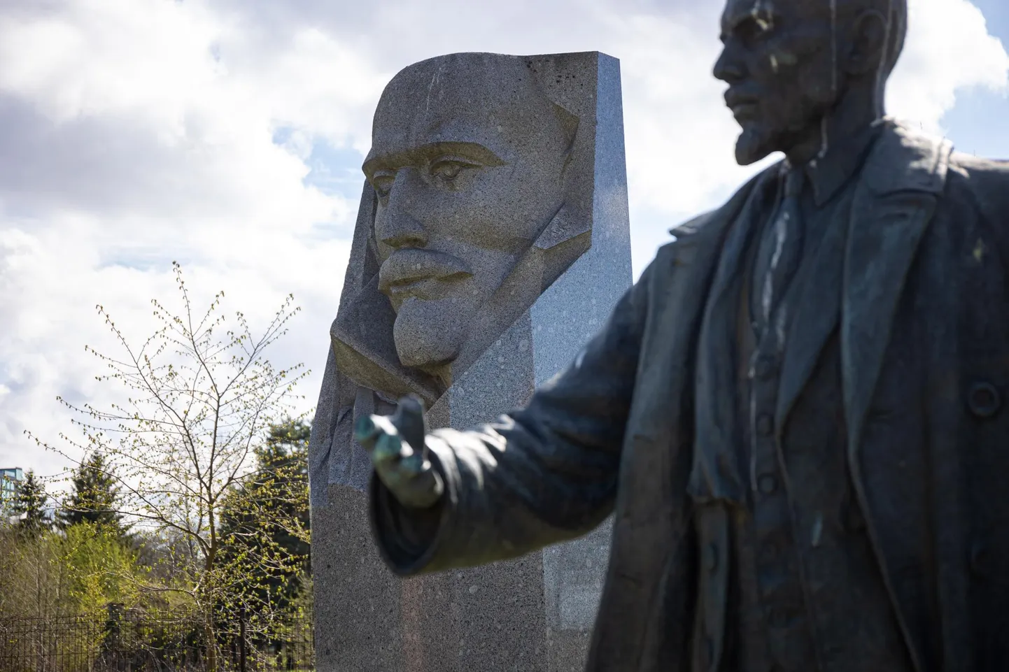 Viktor Kingissepa monument nõukogudeaegsete monumentide välinäitusel Maarjamäe lossi taga 11. mail 2022. Kingissepa ausammas jõudis Kuressaares paigal olla veidi enam kui aasta, aprillis 1989 ta demonteeriti. Kohalikud olid juba enne hakanud kuju juurde viima kalosse sõnumiga «Hakka astuma!»