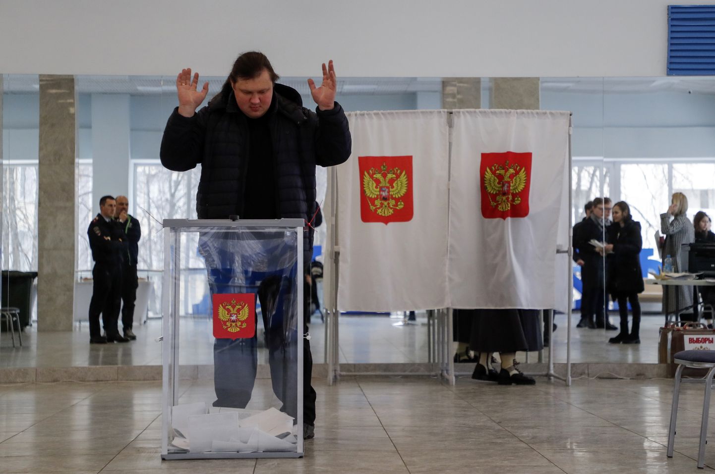 Mees Moskva valimisjaoskonnas.
