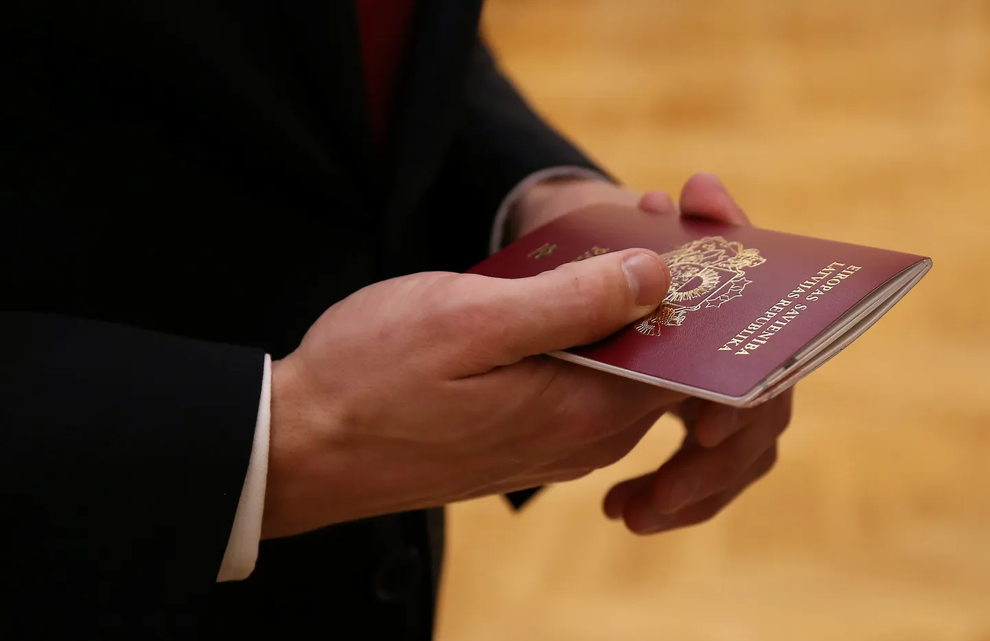 Паспорт гражданина Латвии. Иллюстративное фото.