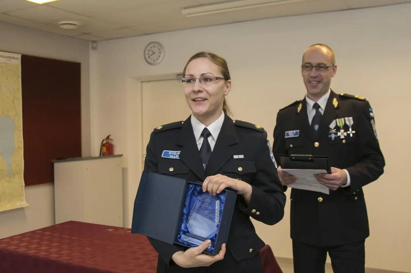 Viljandi politseijaoskonna aasta parim töötaja Eveliin Allik kolleegidelt saadud autasuga.