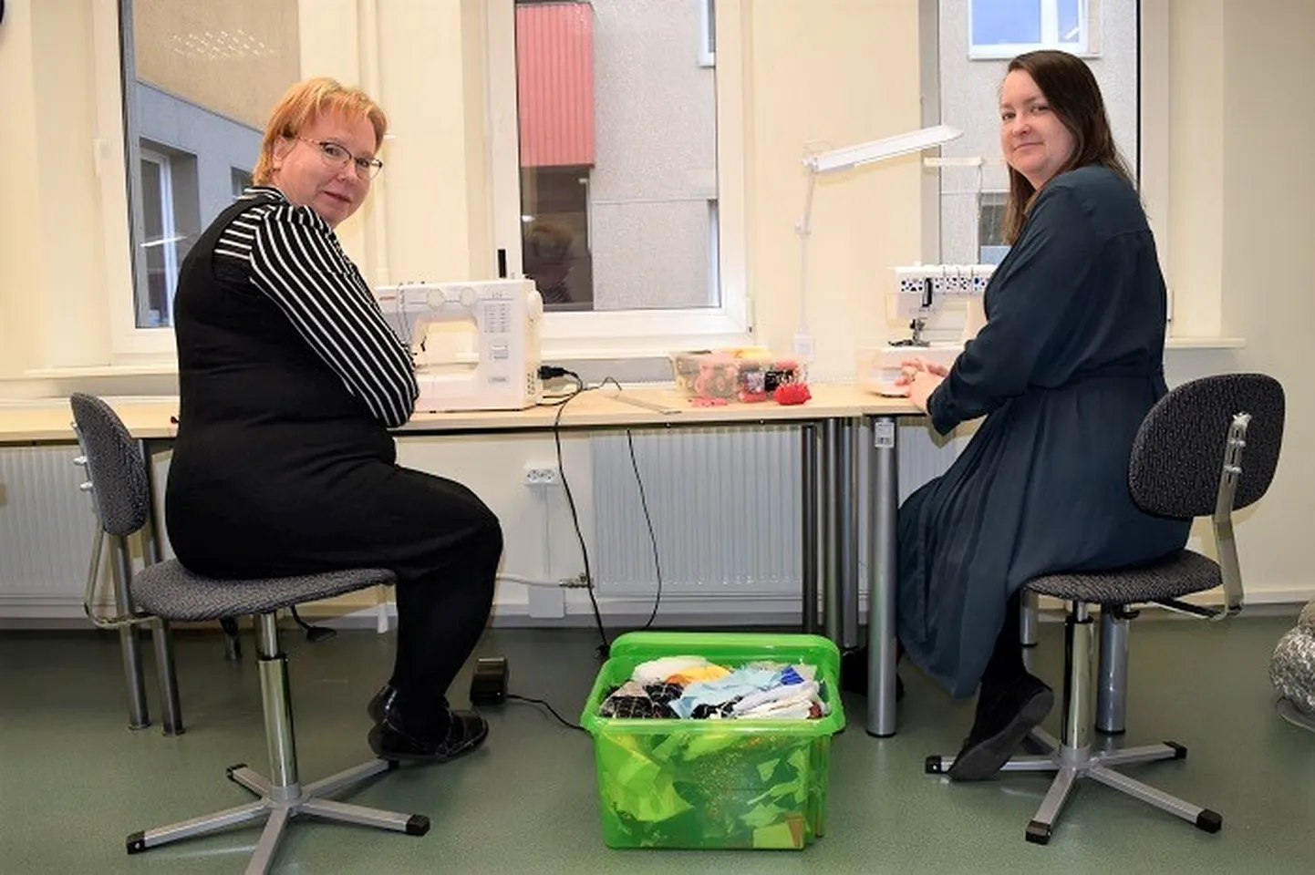 Õmblustoast leiab õmblusmasina, overlokmasina ja uudsena ka kattemasina, mis teeb trikotaaži õmblemise veelgi mugavamaks.