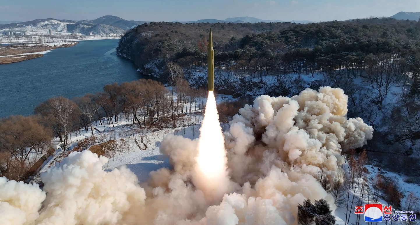 KCNA vahendatud foto raketilaskmisest.