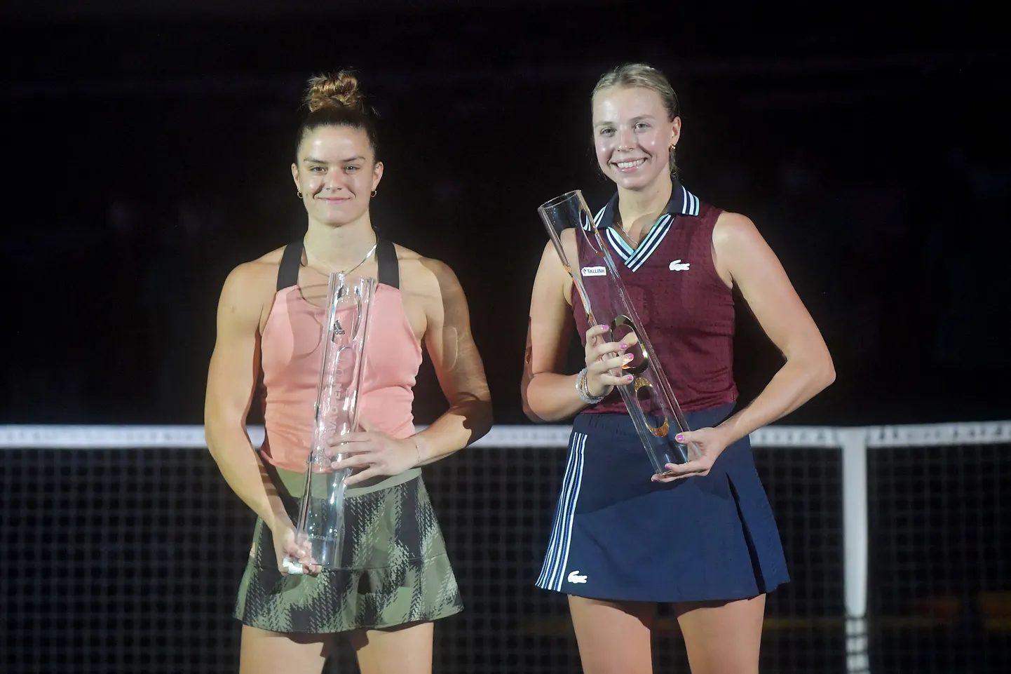 Maria Sakkari (vasakul) ja Anett Kontaveit pärast tänavust Ostrava WTA-turniiri finaali.