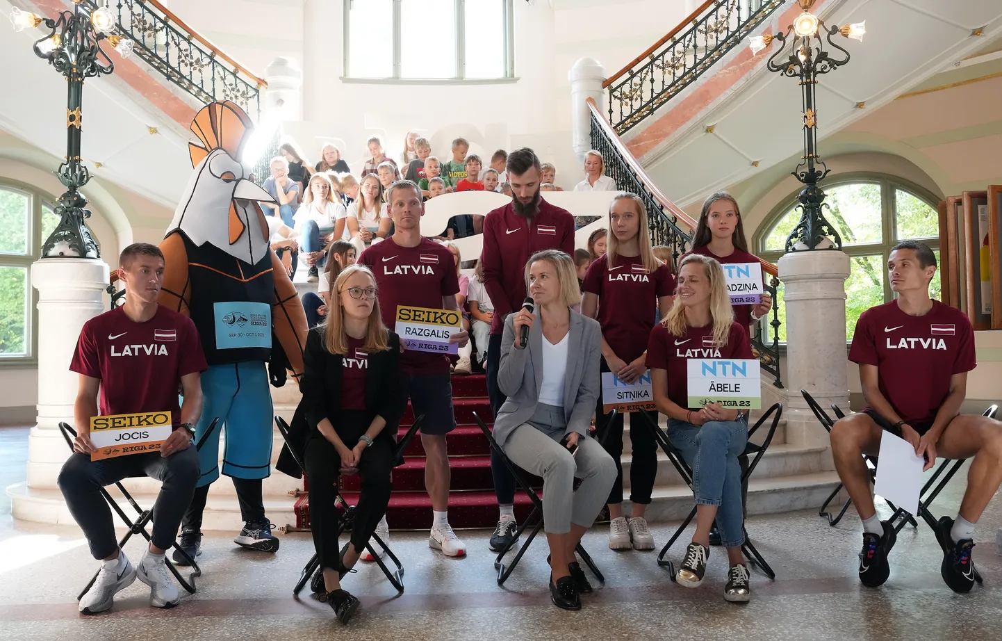 Latvijas valstsvienības skrējēji Uģis Jocis (no kreisās), Agate Caune, Latvijas vieglatlētikas savienības sporta direktore Ieva Misāne un Latvijas valstsvienības skrējēji Jeļena Ābele un Dmitrijs Serjogins piedalās preses konferencē par Rīgā gaidāmo pasaules čempionātu skriešanā.