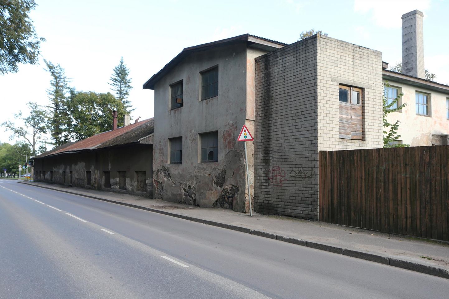 Tuglase ja Kreutzwaldi tänava ristis olevad garaažid laseb Tartu linnavalitsus riikliku toetuse toel lammutada tuleval suvel, et teha ristmik laiemaks.