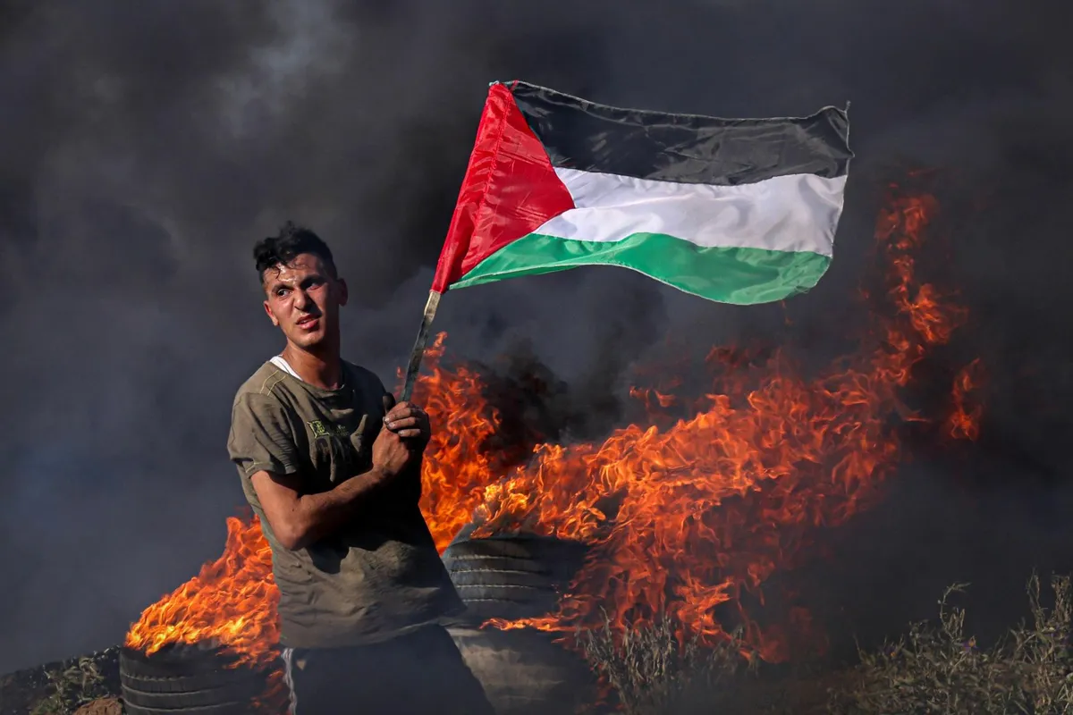 Palestiina noortel on kombeks protestide ajal lehvitada nii lippu kui ka põletada autorehve.