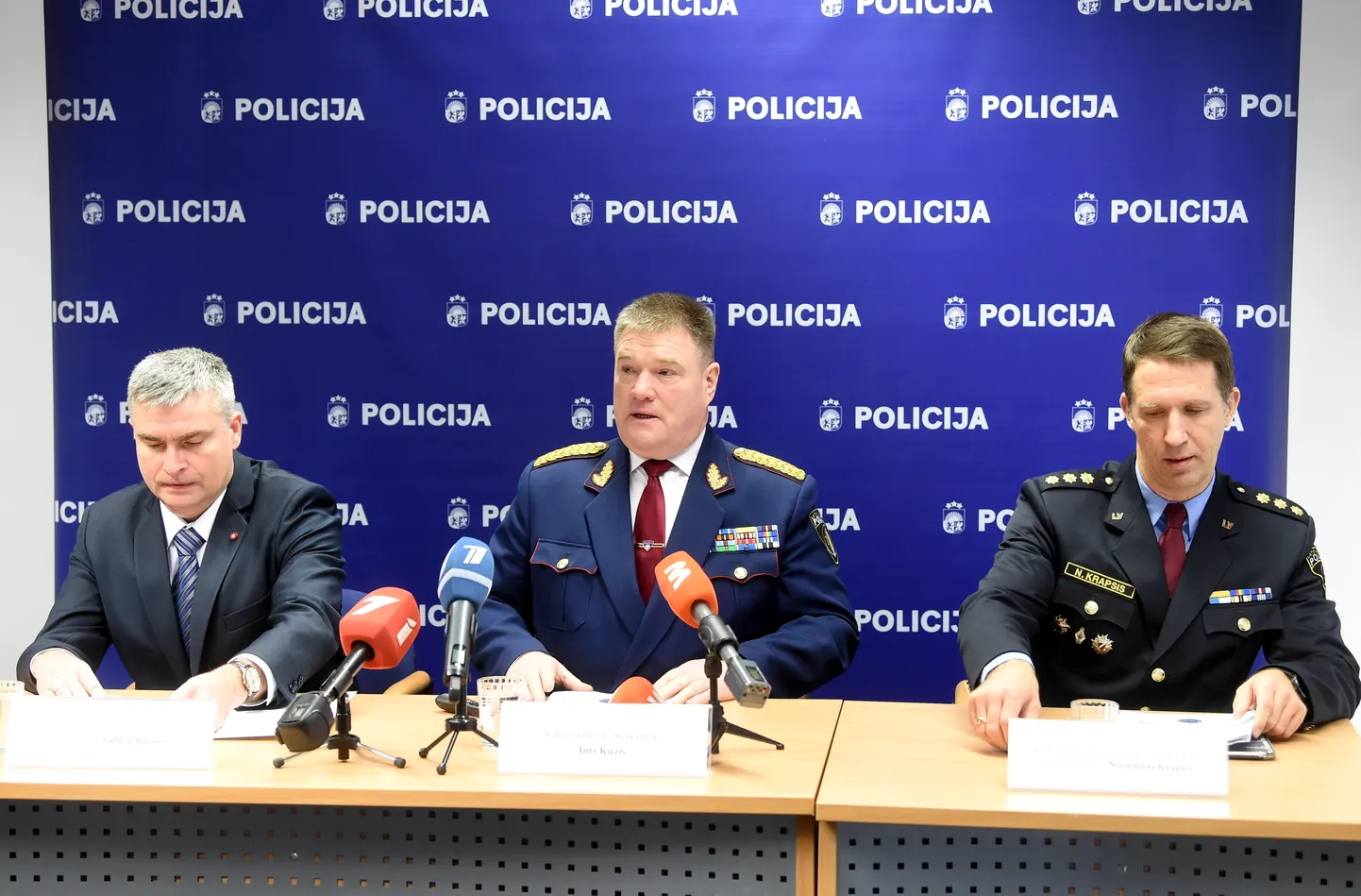 Valsts policijas Galvenās kriminālpolicijas pārvaldes priekšnieks Andrejs Grišins, Valsts policijas priekšnieks Ints Ķuzis un Valsts policijas Galvenās kārtības policijas pārvaldes priekšnieka pienākumu izpildītājs Normunds Krapsis