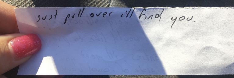Häiriv kiri, mille Tess oma auto kojamehe vahelt leidis.