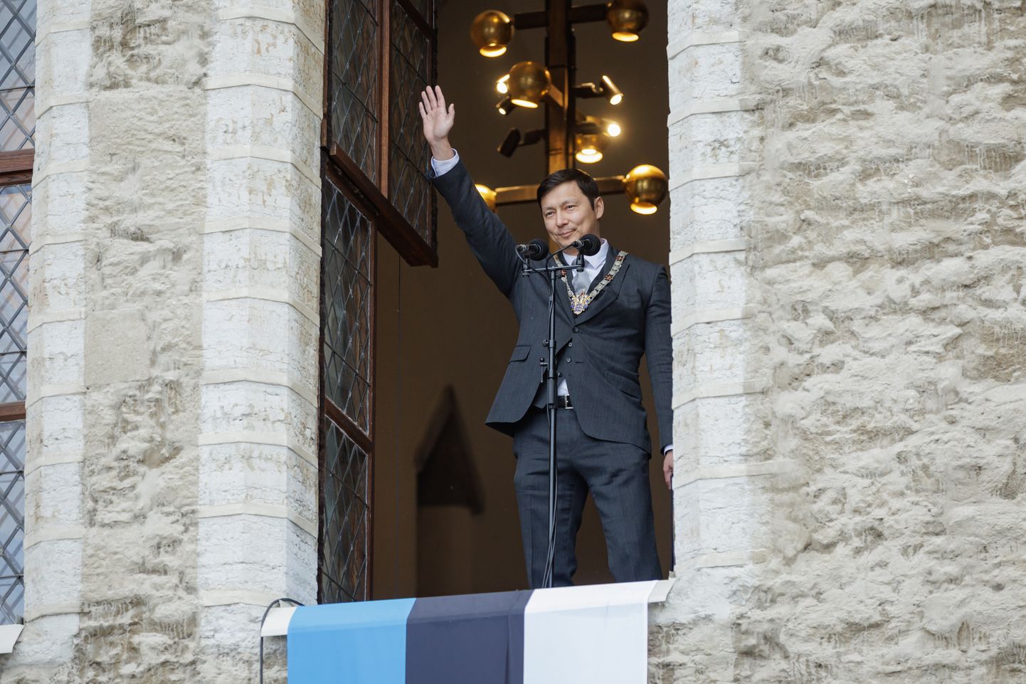Tallinna linnapea ja Keskerakonna esimees Mihhail Kõlvart raekoja aknal.