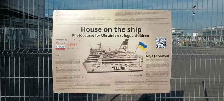 Рисунок парома Isabelle, на котором в 2022-2023 годах жили украинские беженцы. Фотовыставка работ детей беженцев в порту Таллинна, июнь 2023 года.