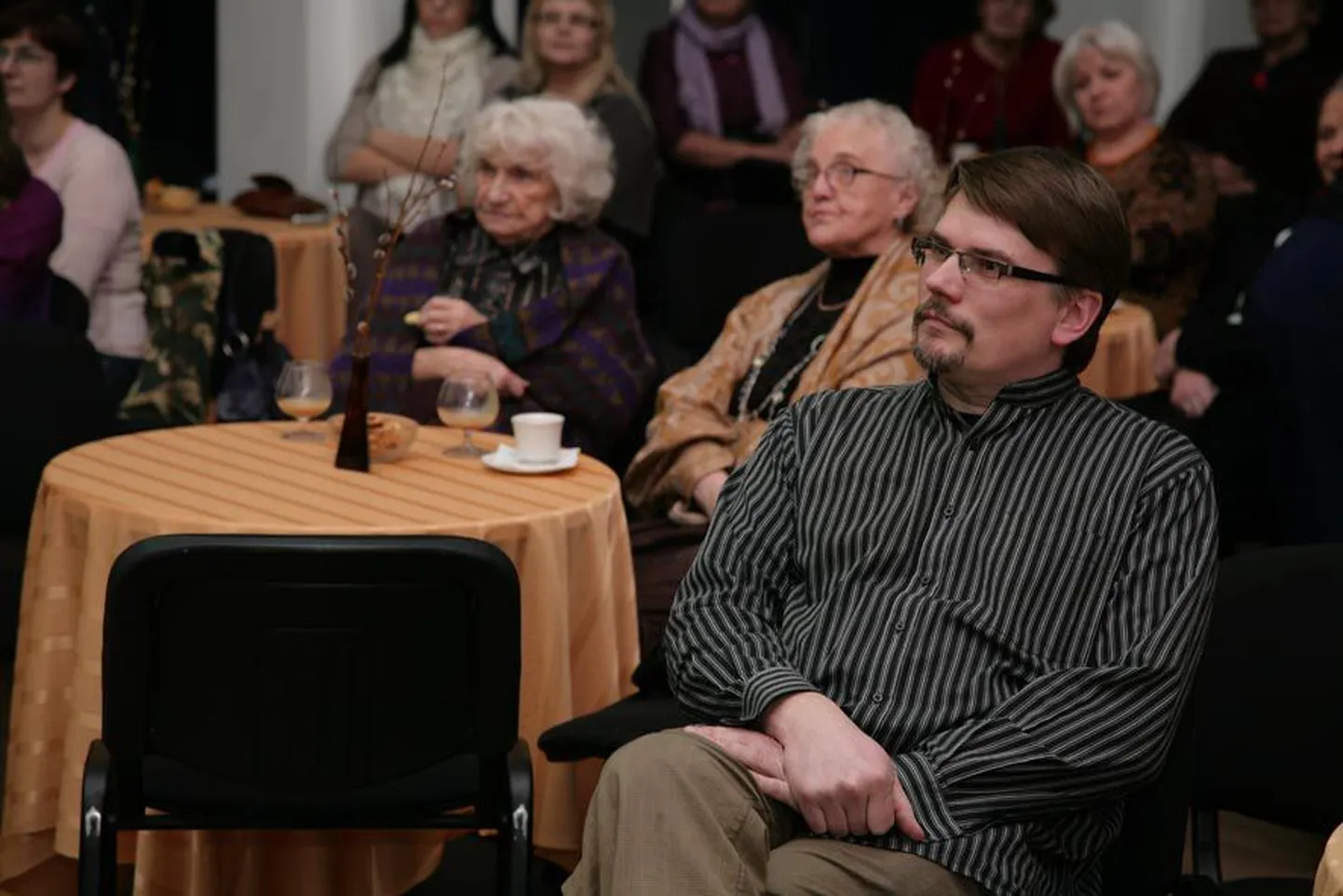 Kohtumisõhtul «Paidest pärit» meenutas Andres Noormets tänutundega kooliaegu, mil ta sai vabadust teha tubateatrit ja Eesti teatrite repertuaari algusest lõpuni ära näha.