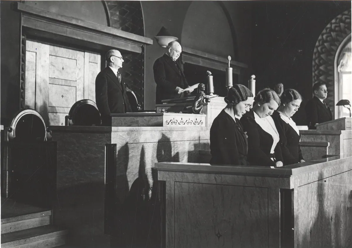Eesti Vabariigi riigivanem Konstantin Päts uue põhiseaduse alusel valitud esimese riigivolikogu liikmetelt vandetõotust võtmas aprillis 1938. Riigivanemast vasakul riigivolikogu asjade valitseja Eugen Maddisoo. Esiplaanil kantselei daamid.