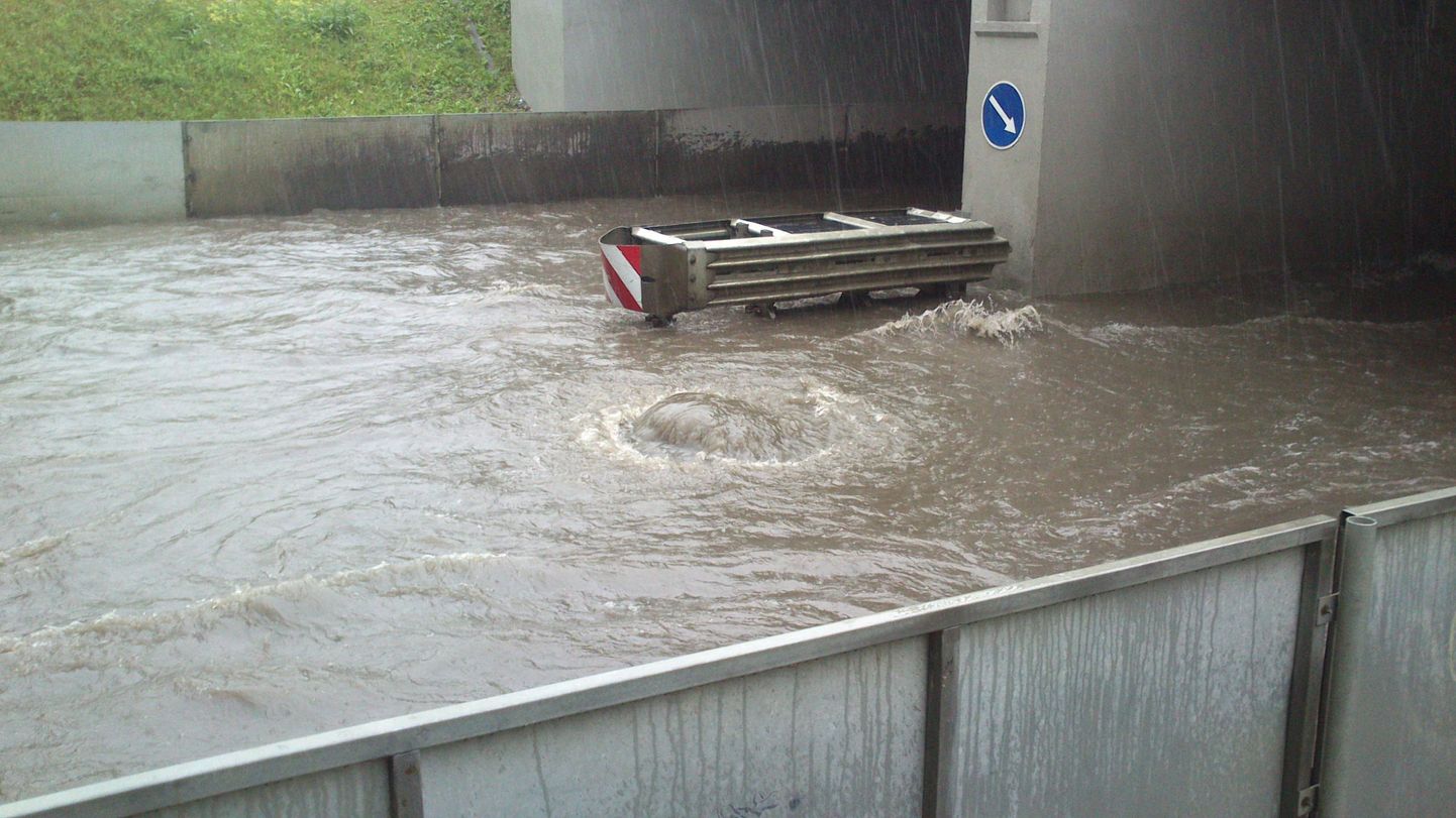 Tartus Riia tänaval asuva raudteeviadukti all peatati liiklus, sest tugev vihm ujutas tänava üle.
