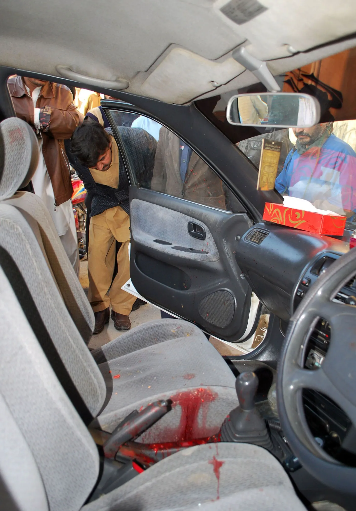 Pakistani eksperdid uurivad tuntud kirurgi Baqir Shahi autot. Arst lasti maha täna Quettas.