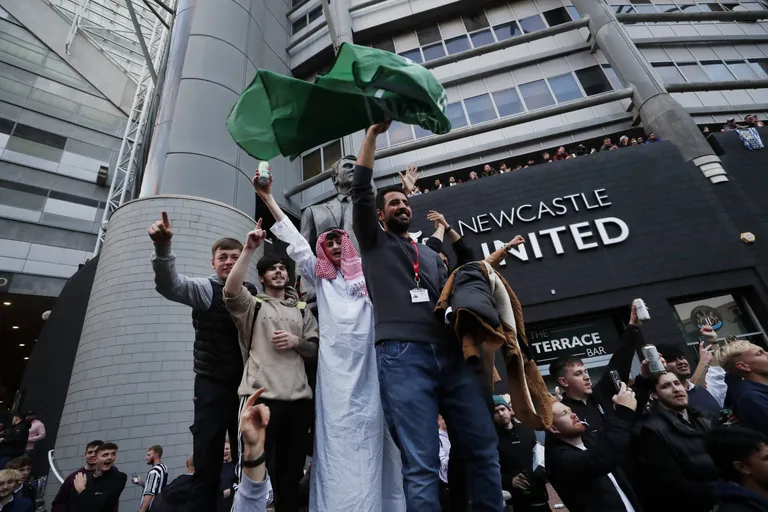Newcastle Unitedi fännid tähistamas klubi ostu.